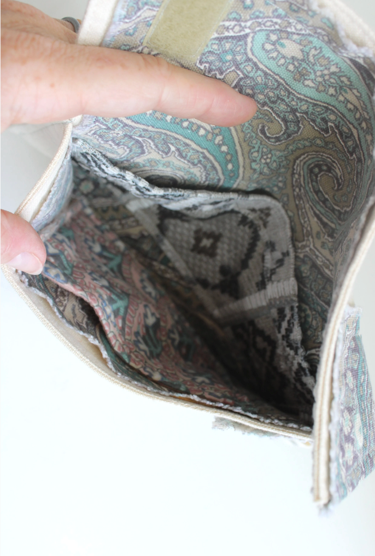Beige Paisley Hand-Catch Wallet