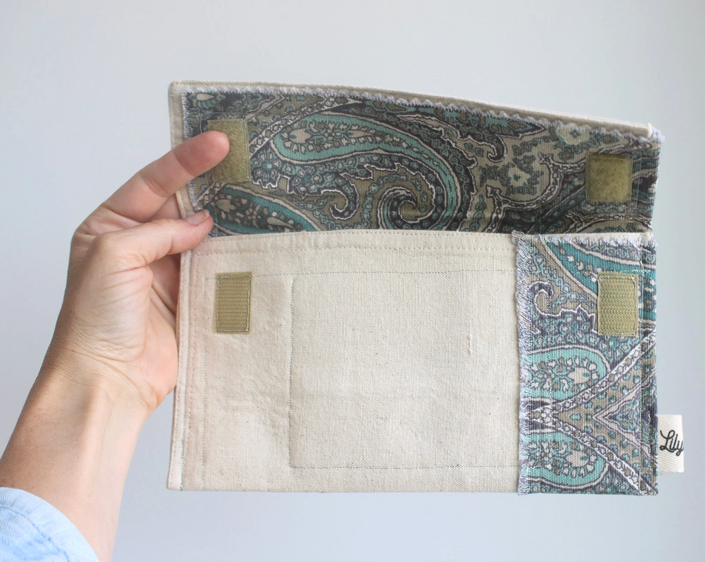 Beige Paisley Hand-Catch Wallet