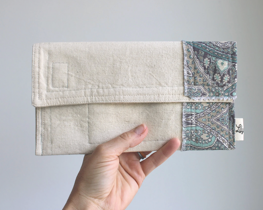 Beige Paisley Hand-Catch Wallet
