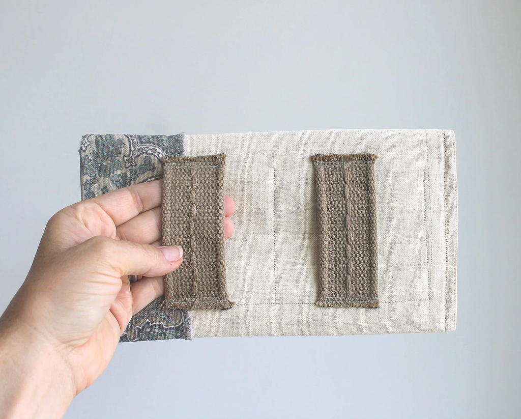 Beige Paisley Hand-Catch Wallet